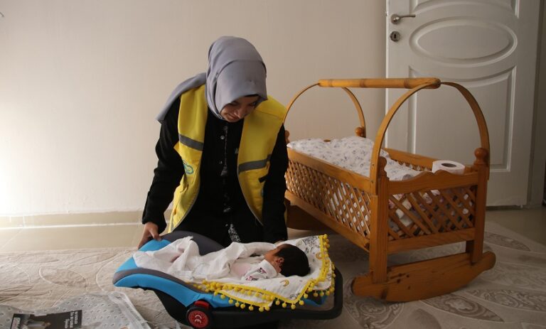 Doğan bebeklerin hediyeleri hanelere teslim ediliyor