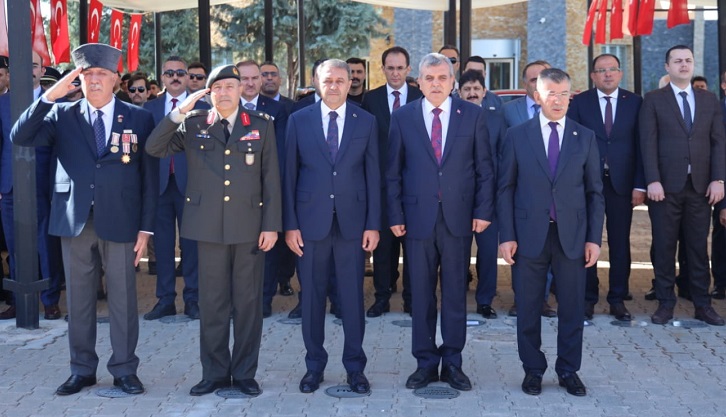 ”Dün olduğu gibi bugünde milli değerlerimize sahip çıkıyoruz”