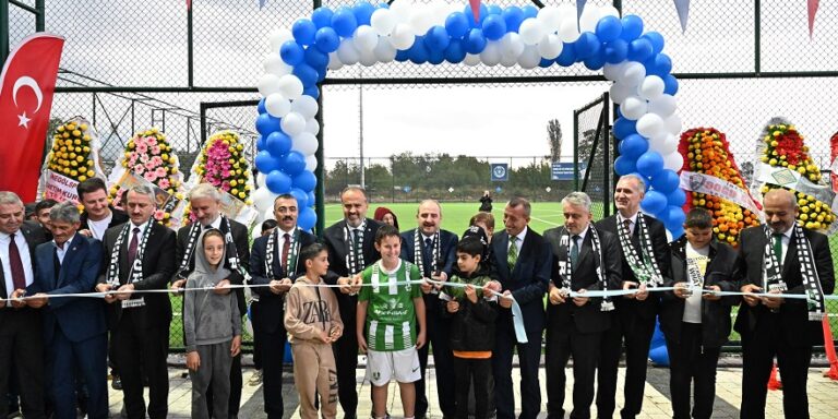 Futbol tesisi törenle hizmete açıldı