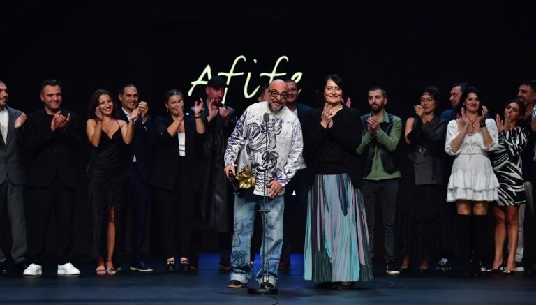 Tiyatronun en prestijli ödülü Nilüfer Kent Tiyatrosu’na