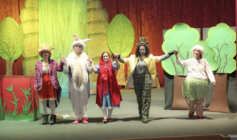 ”Kırmızı başlıklı kız” sahnelendi