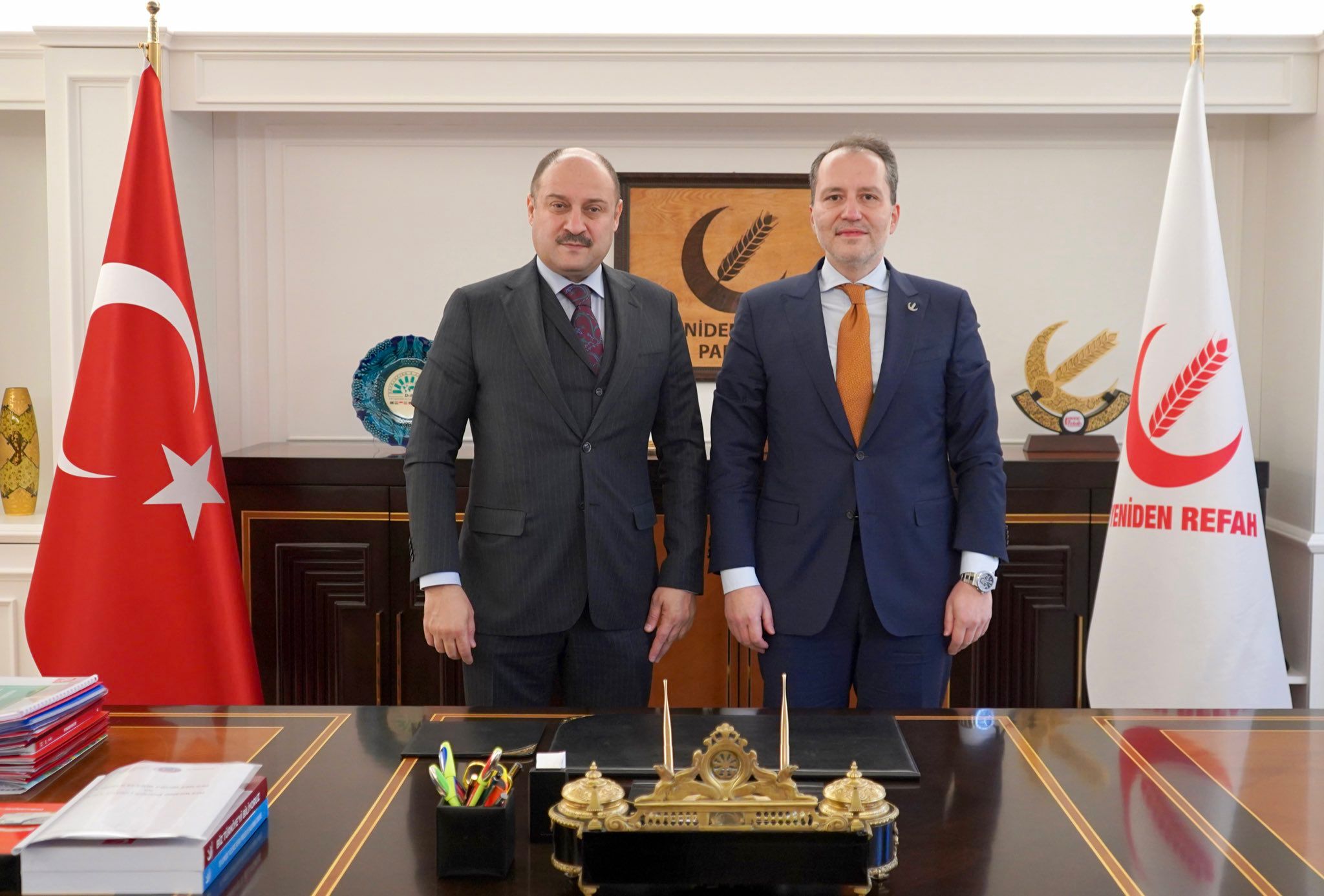 Ak Parti’den şok ayrılık