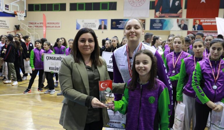 Voleybol turnuvasında ödül töreni