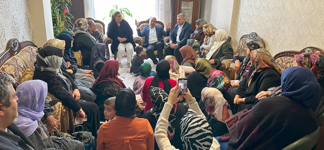 Çiftçi,ev ziyaretleri yaparak halkın yaşadığı sorunları dinliyor