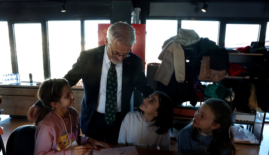 Dost projesi’ne katılan çocuklar tasarımlara başladı