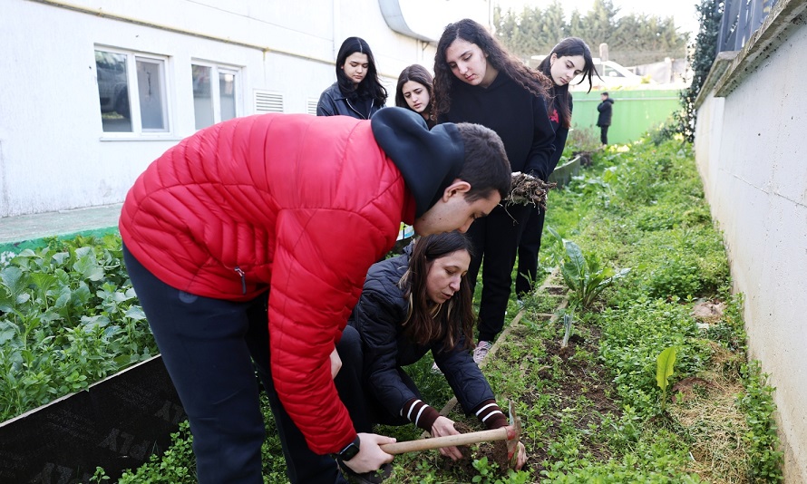 Ders arasında fide ektiler