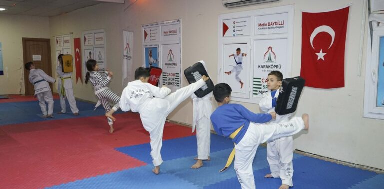 Karaköprü’de çocuklar ücretsiz spor kurslarıyla hayallerine koşuyor