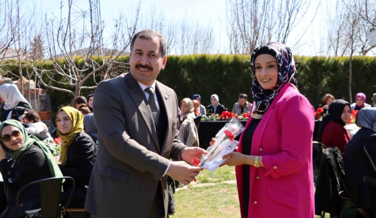 Baydilli ilçedeki kadınların gününü kutladı