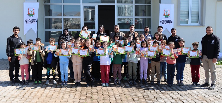 Minik eller toprağa değer yarınlarımız yeşerir