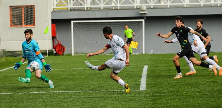 Nilüfer Altınova’ya gol yağdırdı