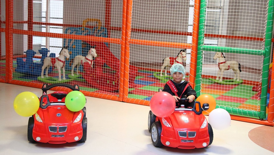 Hastane, Çocukların Ameliyat Korkularını Akülü Araba ile Eğlenceye Dönüştürdü