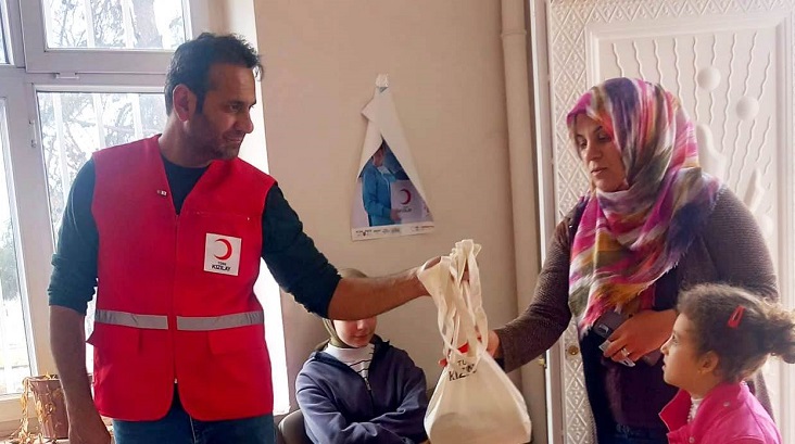 Kızılay Hilvan Şubesi, ihtiyaç sahiplerinin yanında