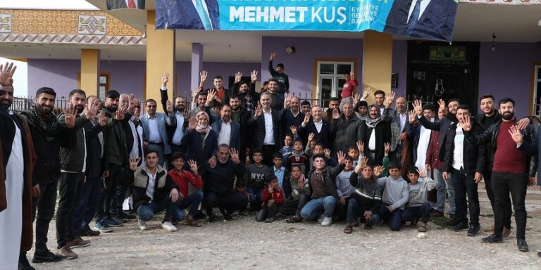 Kuş Eyyübiye Köylüleriyle bir arada