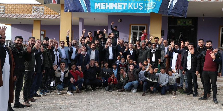 Kuş Eyyübiye Köylüleriyle bir arada