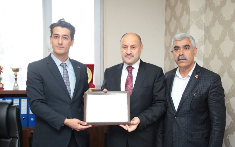 Gülpınar mazbatasını aldı; resmen göreve başladı