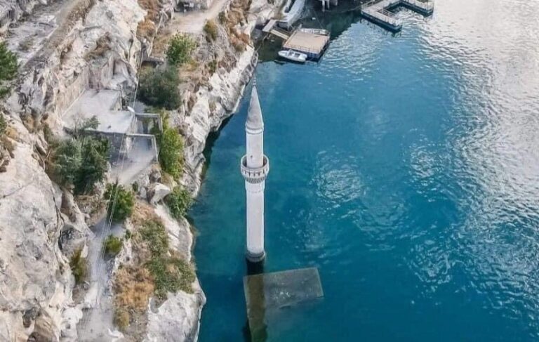 Halfeti’de tekneler çarpıştı