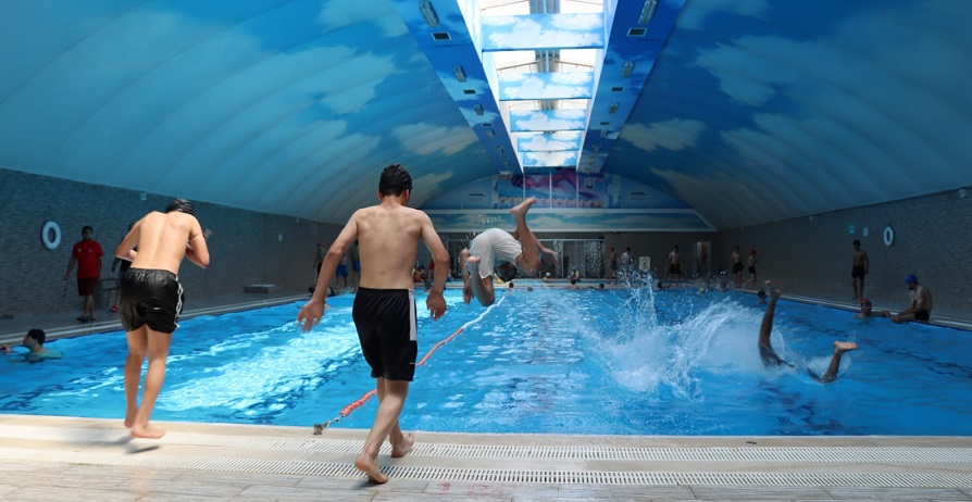 Bunaltıcı sıcaklardan yüzme havuzuna yoğunluk