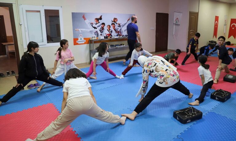 Karaköprü’de zamanını spor kurslarında değerlendiriyor