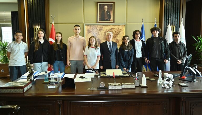 Başarılı çocuklar ödüllendirildi