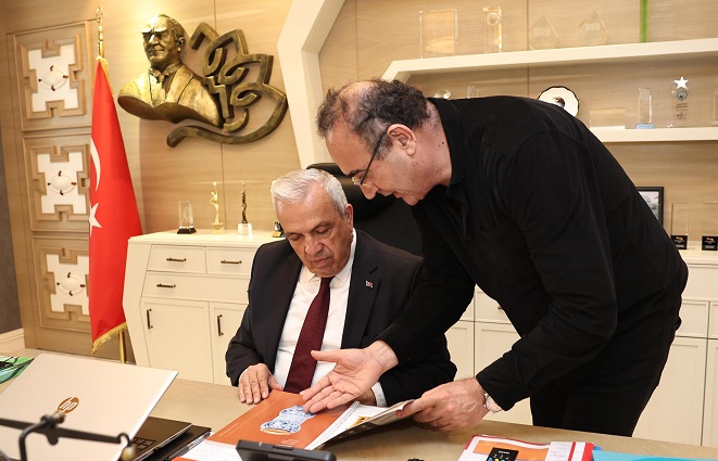 Sunay Akın Eczacılık Kültürü Müzesi’ni Özdemir’e anlattı