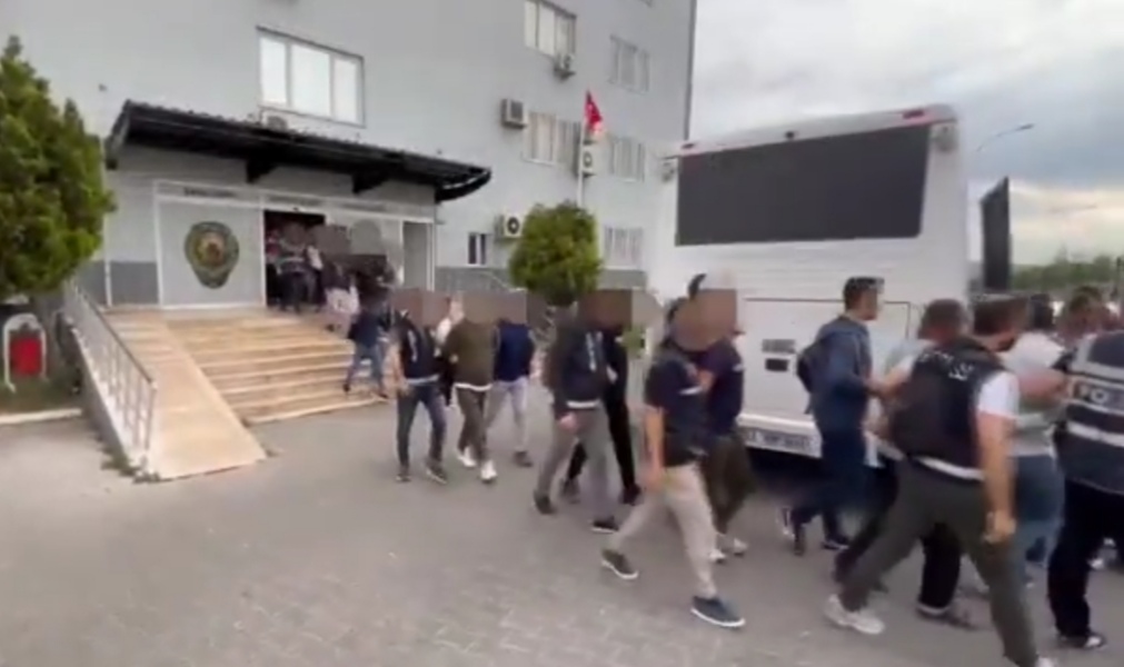 Kamu personeli kılığında 22 şüpheli yakalandı