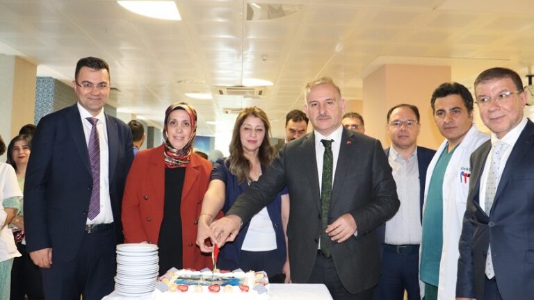  Rektör Güllüoğlu ile hemşireler günü kutlandı