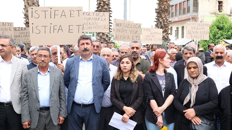 Birecik Belediyesi önünden istifa et çağrısı