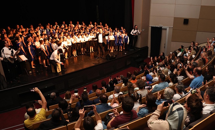 Çocuk ve gençlik korosundan muhteşem performans