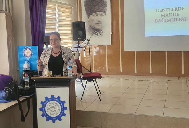 Burhaniye Belediyesi’nden bağımlılıkla mücadele semineri