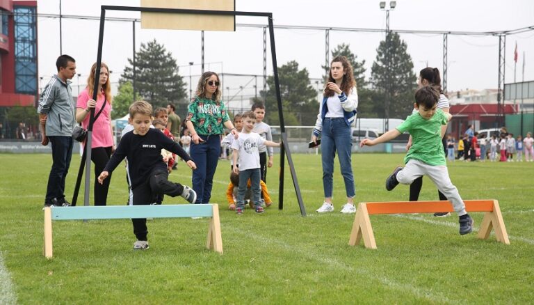 Miniklerin renkli spor şenliği