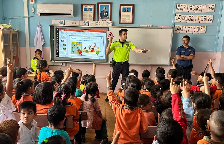 Çocuklar trafik kurallarını öğreniyor