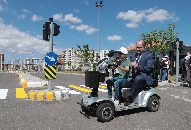 Gülpınar çocuklarla güvenli trafik eğitimine katıldı