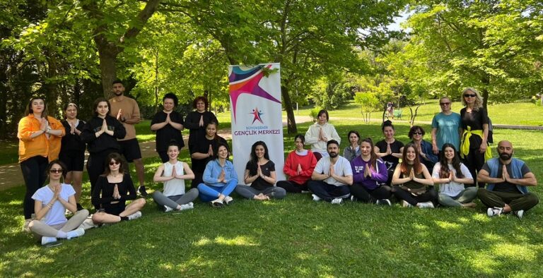 Güne yoga atölyesi ile “merhaba” dediler