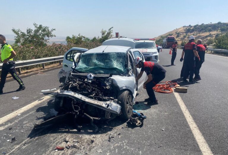 Karaköprü’de Kaza: Araçta Sıkışan Vatandaş Kurtarıldı