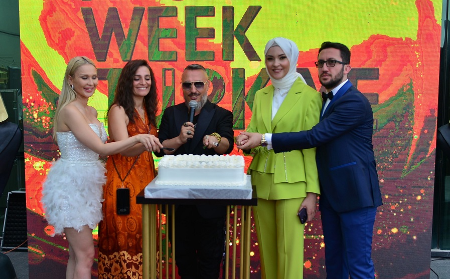 podyuma geri döndü!