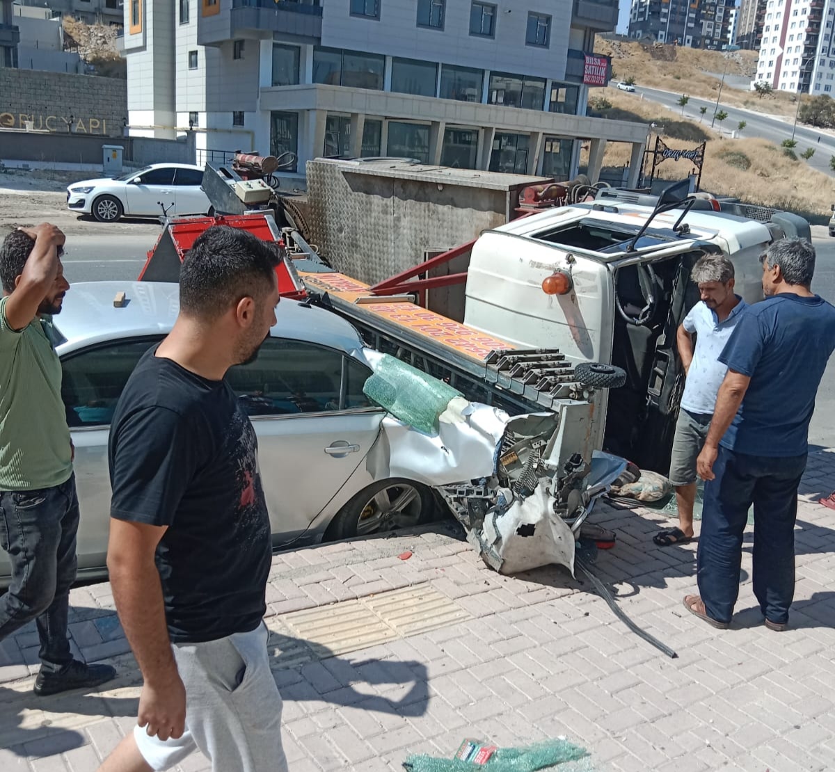 Şanlıurfa’da Nakliye Aracı Devrildi: 2 Yaralı