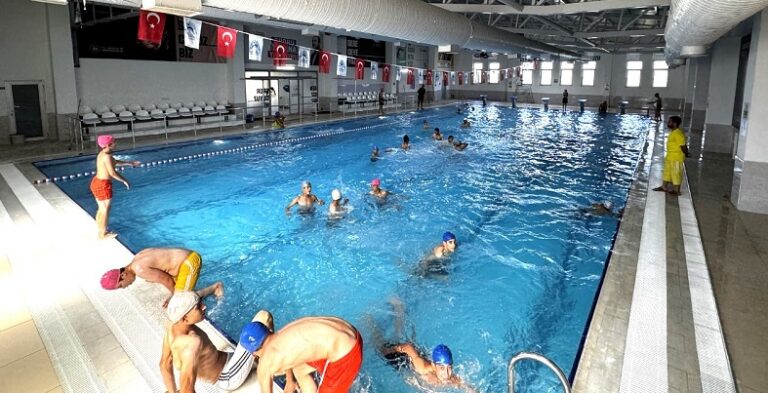 Eyyübiyeli Gençler Sıcaktan Kaçıp Havuza Dalıyor