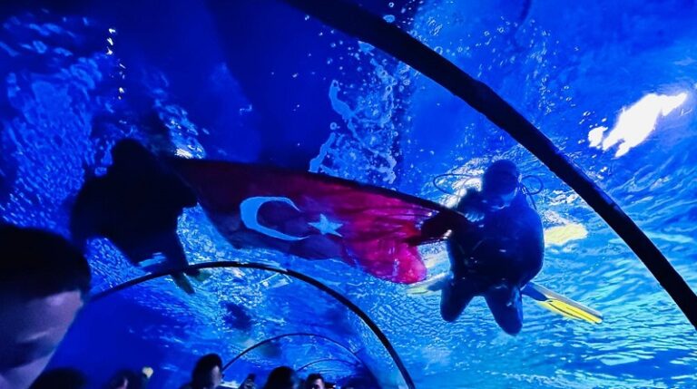 su altında zafer bayramı coşkusu