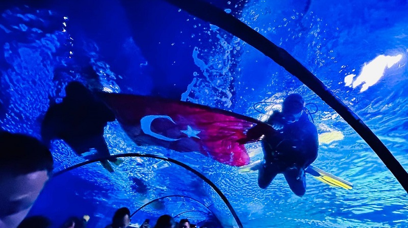 su altında zafer bayramı coşkusu