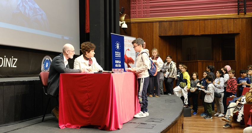 Dünyaca ünlü yazar, Çocuklarla buluştu