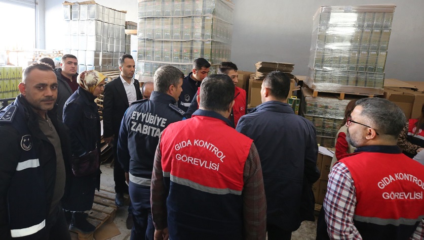 Zabıtasından Sahte Ürün Operasyonu: Tonlarca Sahte Zeytinyağı ve Kozmetik Ele Geçirildi