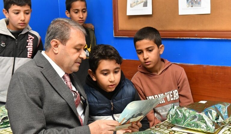 Şıldak, Öğrencilere Karnelerini Dağıtarak Tatil Dileklerinde Bulundu