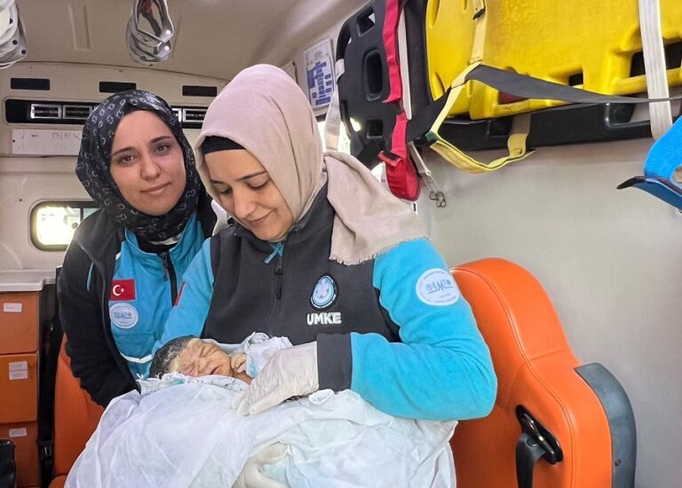 Ambulansın İçinde Hayata Merhaba