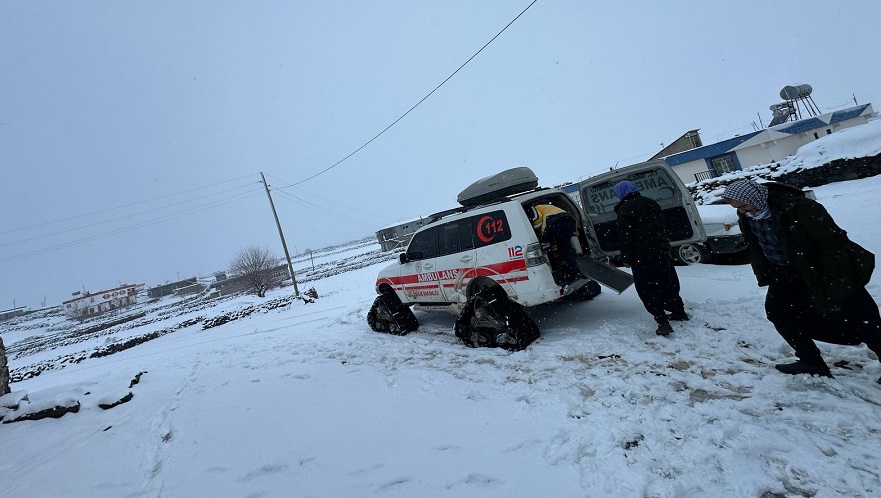 Şanlıurfa’da Karla Kapanan Yolda Hastalara Paletli Ambulans İle Ulaşıldı!