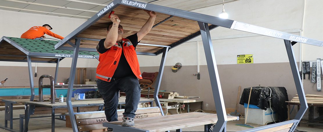 Haliliye Belediyesi, Tasarruflu Üretimle Kent Mobilyaları Üretiyor!