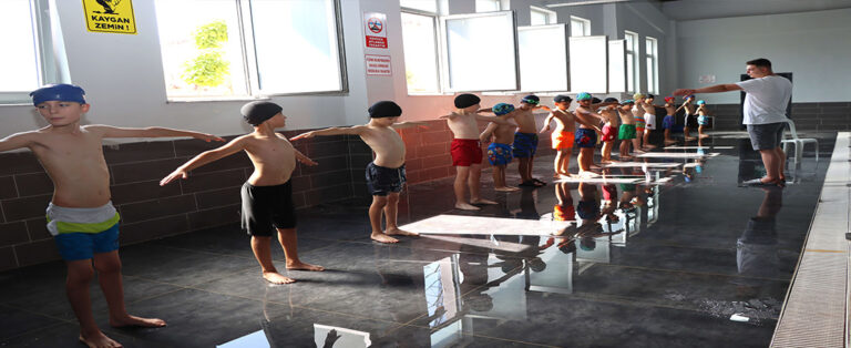 Karaköprü’de Çocuklar Yüzme Öğreniyor!