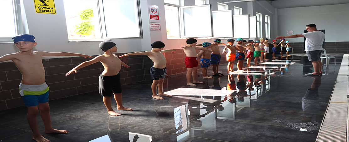 Karaköprü’de Çocuklar Yüzme Öğreniyor!