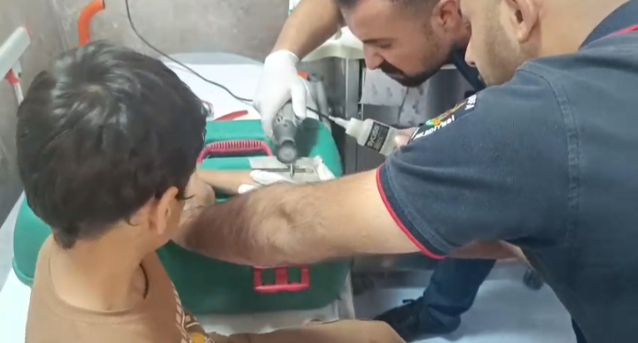 Küçük Çocuğun Sıkışan Parmağı Kurtarıldı!