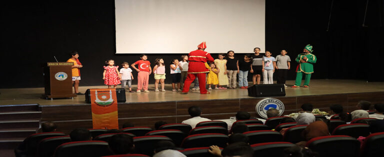 Hacivat-Karagöz Oyununa Miniklerden Yoğun İlgi!