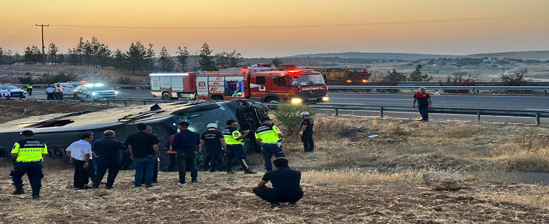 Şanlıurfa-Gaziantep Otoyolu’nda Feci Kaza: Yolcu Otobüsü Devrildi!